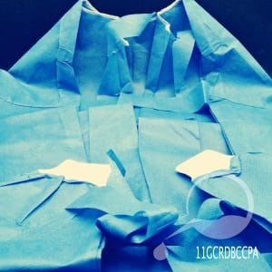 BATAS DESECHABLES PARA CIRUJANO CON PUÑO AZUL